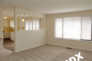 Spacious Updated 2 Bed Duplex Apartment with Large Yard - Troutdale