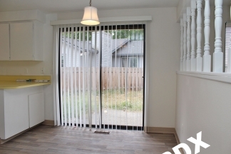 Spacious Updated 2 Bed Duplex Apartment with Large Yard - Troutdale