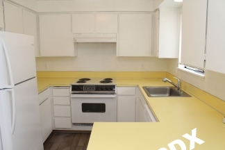 Spacious Updated 2 Bed Duplex Apartment with Large Yard - Troutdale