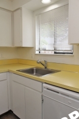 Spacious Updated 2 Bed Duplex Apartment with Large Yard - Troutdale