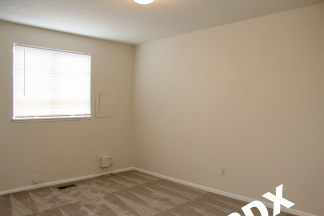 Spacious Updated 2 Bed Duplex Apartment with Large Yard - Troutdale