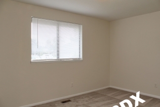 Spacious Updated 2 Bed Duplex Apartment with Large Yard - Troutdale