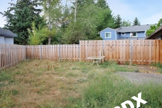 Spacious Updated 2 Bed Duplex Apartment with Large Yard - Troutdale