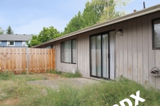Spacious Updated 2 Bed Duplex Apartment with Large Yard - Troutdale