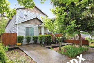 Roomy Updated Townhouse 2 Bd 1.5 Bath in NoPo Triplex