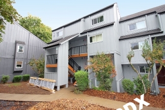 Fully Remodeled 3 Bedroom/2.5 Bathroom Lake Oswego Condo
