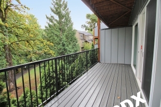 Fully Remodeled 3 Bedroom/2.5 Bathroom Lake Oswego Condo