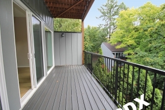 Fully Remodeled 3 Bedroom/2.5 Bathroom Lake Oswego Condo