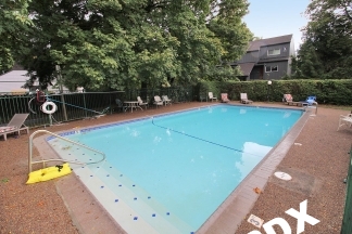 Fully Remodeled 3 Bedroom/2.5 Bathroom Lake Oswego Condo