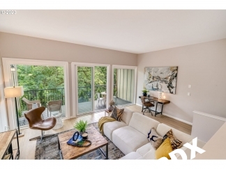Fully Remodeled 3 Bedroom/2.5 Bathroom Lake Oswego Condo