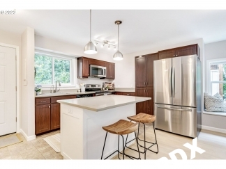 Fully Remodeled 3 Bedroom/2.5 Bathroom Lake Oswego Condo