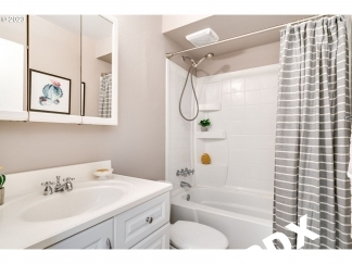 Fully Remodeled 3 Bedroom/2.5 Bathroom Lake Oswego Condo