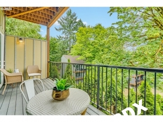 Fully Remodeled 3 Bedroom/2.5 Bathroom Lake Oswego Condo