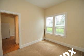 Freshly Updated 1 Bedroom with Reserved Parking In Vibrant SE PDX Neighborhood!
