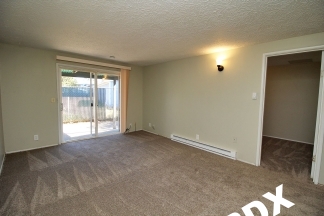 Updated Ranch Style 2 Bedroom Gresham Apartment - Steps From the Max-Line