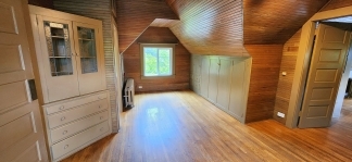 Charming One Bedroom in Historic Victorian Building – Live Among the Treetops!