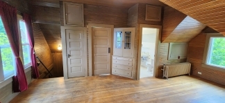 Charming One Bedroom in Historic Victorian Building – Live Among the Treetops!
