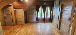 Charming One Bedroom in Historic Victorian Building – Live Among the Treetops!