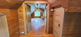 Charming One Bedroom in Historic Victorian Building – Live Among the Treetops!