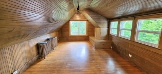 Charming One Bedroom in Historic Victorian Building – Live Among the Treetops!