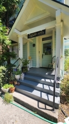 Charming One Bedroom in Historic Victorian Building – Live Among the Treetops!