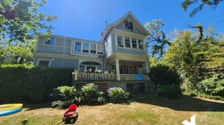 Charming One Bedroom in Historic Victorian Building – Live Among the Treetops!