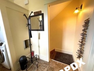 Furnished Hawthorne Blvd 1 Bedroom Artist Apt w/Flexible Lease Lengths