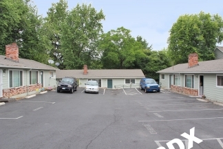 NE PDX 2 Bedroom with Fireplace & Yard in Quiet Complex!