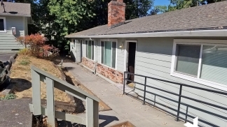 NE PDX 2 Bedroom with Fireplace & Yard in Quiet Complex!