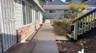 NE PDX 2 Bedroom with Fireplace & Yard in Quiet Complex!