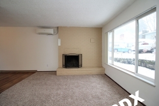 NE PDX 2 Bedroom with Fireplace & Yard in Quiet Complex!