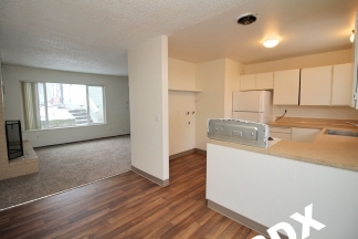 NE PDX 2 Bedroom with Fireplace & Yard in Quiet Complex!