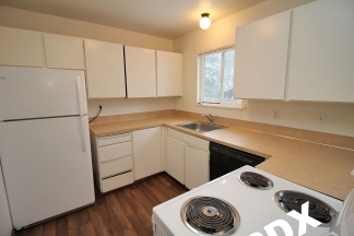 NE PDX 2 Bedroom with Fireplace & Yard in Quiet Complex!