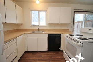 NE PDX 2 Bedroom with Fireplace & Yard in Quiet Complex!