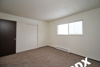 NE PDX 2 Bedroom with Fireplace & Yard in Quiet Complex!