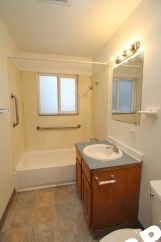NE PDX 2 Bedroom with Fireplace & Yard in Quiet Complex!