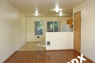 Conveniently Located 2 Bedroom Townhouse in SE Powellhurst/Gilbert