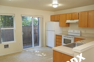 Conveniently Located 2 Bedroom Townhouse in SE Powellhurst/Gilbert