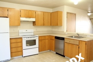 Conveniently Located 2 Bedroom Townhouse in SE Powellhurst/Gilbert