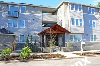 1 Bedroom Top Floor Apartment - Close to Max and Mississippi Ave.