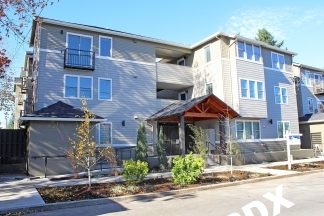 1 Bedroom Top Floor Apartment - Close to Max and Mississippi Ave.