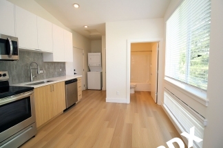 Top Floor Contemporary 1 Bedroom Apartment - SW Portland