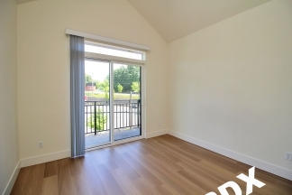 Top Floor Contemporary 1 Bedroom Apartment - SW Portland