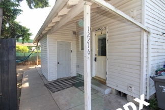 2 bed, 1.5 bath Mill Park charmer in super convenient location!