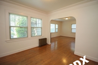 Spacious and Bright 1 Bedroom Unit in Hot SE Division Neighborhood!