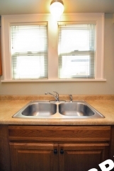 Spacious and Bright 1 Bedroom Unit in Hot SE Division Neighborhood!