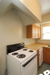 Spacious and Bright 1 Bedroom Unit in Hot SE Division Neighborhood!