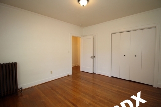 Spacious and Bright 1 Bedroom Unit in Hot SE Division Neighborhood!