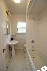 Spacious and Bright 1 Bedroom Unit in Hot SE Division Neighborhood!