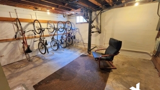 Spacious and Bright 1 Bedroom Unit in Hot SE Division Neighborhood!